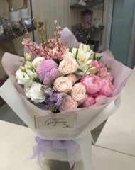 Букет из сирени, генисты, хризантемы Момоко, эустомы и пионовидной розы