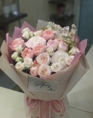 Букет из роз различных сортов, ранункулюсов и сирени