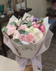 Букет из садовых роз, ранункулюсов и гвоздики