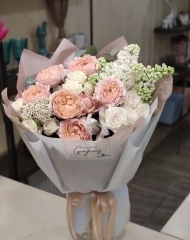 Букет из роз, сирени и ирисов