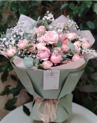 Букет из кустовой розы Джульетта в стильном оформлении