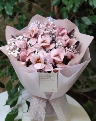 Букет из пионовидных тюльпанов Брауни и гипсофилы