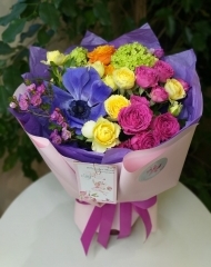 Букет с садовыми розами, анемонами, вибурнумом, хамелациумом