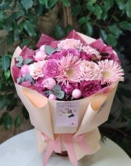 Букет из пионовидных роз Классик Сенсейшен, Джульетта, Сильва Пинк и герберы Пинк Спрингс, эвкалипта Цинерария 