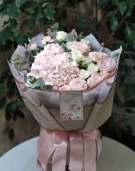Букет с гортензией, пионовидными розочками и эвкалиптом