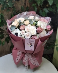 Букет с садовыми розами, тюльпанами Брауни и анемоной