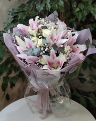 Букет с лилиями, гипсофилой и эвкалиптом