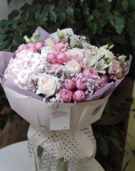 Букет с гортензией, пионовидными розочками Сильва Пинк и гипсофилой