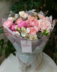 Букет из роз кустовых пионовидных Джульетта,  Сильва Пинк, кустовой розы, альстромерии, эвкалипта.