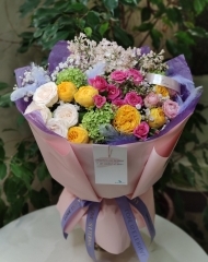 Букет с сиренью, розами различных сортов, вибурнумом