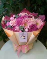 Букет с герберами, садовыми розами и эвкалиптом