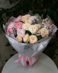 Букет с сиренью, ранункулюсами, садовыми розами и эвкалиптом