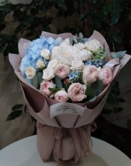 Букет с гортензией  и пионовидными розами Менсфилд Парк