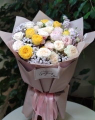 Букет с садовыми розами различных сортов и гипсофилой