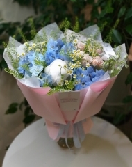 Букет с дельфиниумом, пионовидной розой, ромашкой ГринБел и пионами