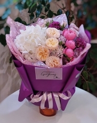 Букет из гортензии, садовых роз и озотамнуса