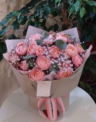 Букет из пионовидных роз Джульетта, гипсофилы и эвкалипта