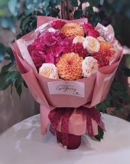 Букет из георгин, садовыех роз и гортензии