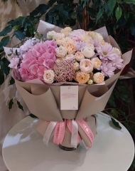 Букет из гортензии, роз, хризантем, твидии и озотамнуса