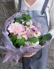 Букет из малины, статицы, озотамнуса, розы кустовой и французской розы                         роза.