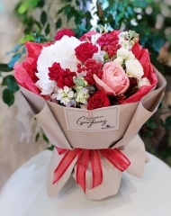 Букет из гортензии, матиолы,  вибурнума и розы кустовой