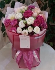 Букет из пионовидных роз Брайдал флоу и Мэнсфилд парк, кустовой розы, хамелациума