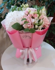 Букет из гортензии, французской розы, малины и альстромерии.