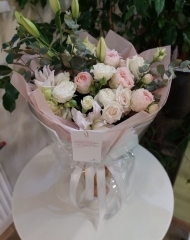 Букет из лилии, пионовидных роз Брайдал Флоу и Мэнсфилд парк, эвкалипта