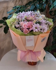 Букет из хризантем, кустовой розы, альстромерии, эустомы, гипсофилы, статицы и ромашки