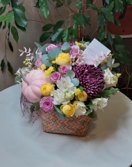 Композиция в корзине с тыквой, хризантемой Бигуди, розой кустовой, розой пионовидная Луна Трендсеттер, альстромерией, рускусом, эвкалиптом
