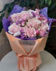 Букет с французской розой, пионовидной розой Сильва Пинк, кустовой розой, статицей и паникумом.