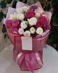 Букет с розами Брайдал Флоу,  Классик сенсейшн,  Мэнсфилд парк, георгинами и хамелациумом.
