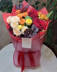 Букет с розами, котинусом, асклепией и вибурнумом