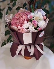 Букет с гортензией, гвоздикой, кустовой розой, альстермерией и шариками краспедии