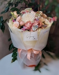 Букет с пионовидной розой, эвкалиптом, хризантемой, тюльпанами Брауни