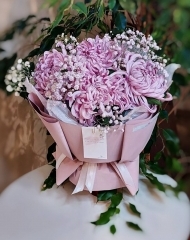 Букет с хризантемой и гипсофилой