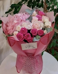 Букет с гортензией, розами различных сортов и эвкалиптом