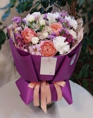 Букет с пионовидной розой Джульетта, гвоздикой, хризантемой,  хамелациумом и альстромерией