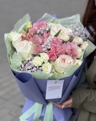 Букет с розой Вайт О'Хара, кустовой розой, гипсофилой, альстромерией, эустомой