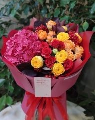 Букет с гортензией, пионовидными и кустовыми розами, котинусом и ягодами вибурнума