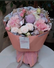 Букет с французской розой, хризантемой Момоко, кустовой садовой розой, эустомой и гипсофилой