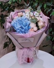 Букет из гортензии и ароматных садовых роз с эвкалиптом