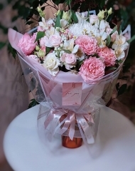 Букет с садовыми и кустовыми розами, альстромерией и ромашкой