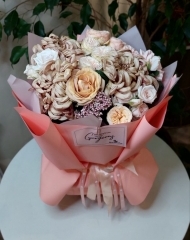 Букет с хризантемой Виенна,  розами различных сортов и озотамнусом.