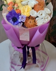 Букет с анемонами, леукосперумом, садовыми розами