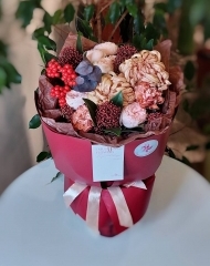 Букет согревающий пряный с хризантемой, диантусом, розами и ягодами илекса