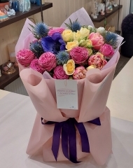 Букет с кустовыми садовыми розами, анемонами, тюльпанами, эрингиумом