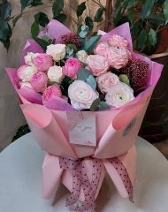 Букет с кустовыми садовыми розами, ранункулюсами,  скиммией и эвкалиптом