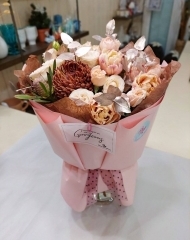 Букет с тюльпанами Брауни, розами Джентел Трендсеттер,  хризантемами и  леукодендроном