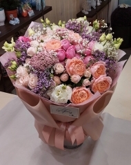 Букет с  пионовидными розами, сиренью, озотамнусом и эустомой